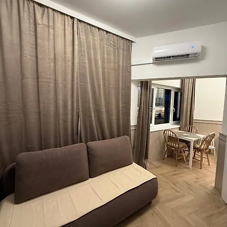 Oakland * Debina (Ustka)